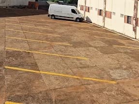 Pátio de estacionamento do Hotel Galli, com vagas demarcadas